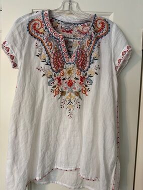 Johnny Was beautiful White Embroidered Tunic with Multicolor Floral Motif